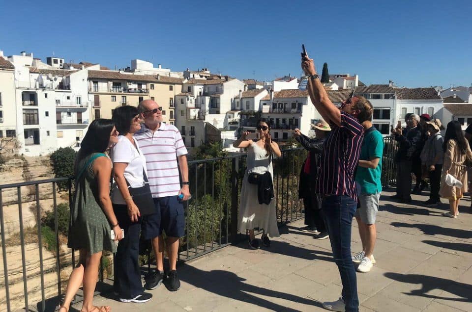 Private tour guide showing Ronda's scenic views and historic sites.
